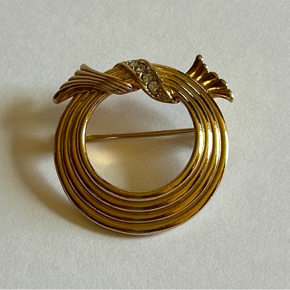 Vintage Gold Tone Avon Classic Circle Pin Brooch Rhinestone Accents
